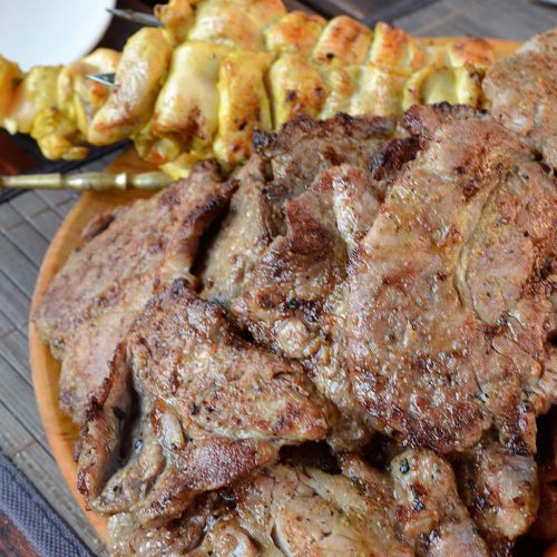 Békési marinierter Schweinshals, mit Senf
